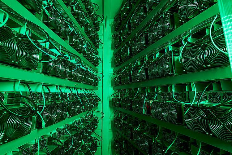 asic采矿设备在机架上挖掘钢容器中的加密货币